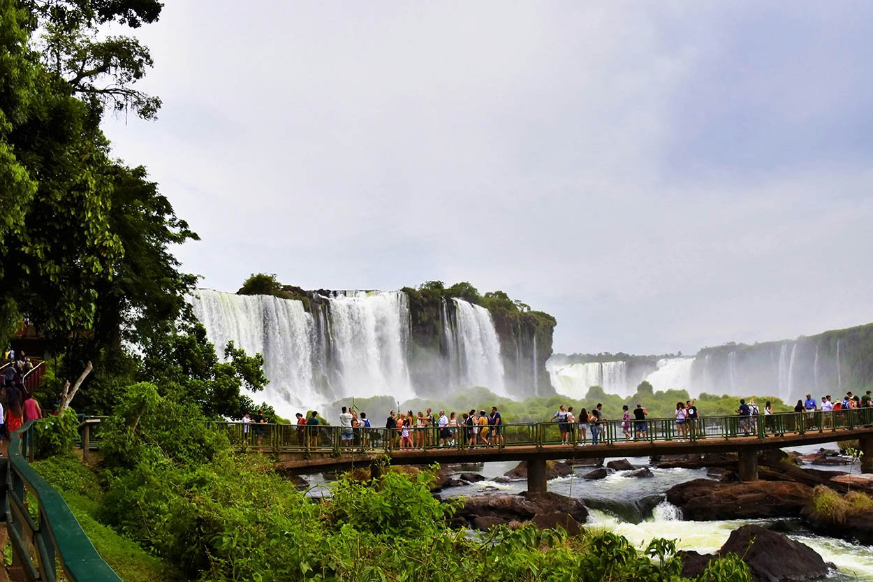 pasarela en las cataratas del guazú